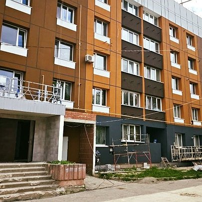 Ось як у Бородянці відновлюють п'ятиповерхівку, пошкоджену навесні 2022 року: фото - 412x412