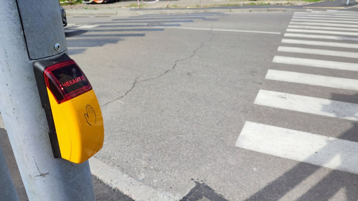 У Дарницькому районі облаштували безбар'єрний світлофор і пішохідний перехід
