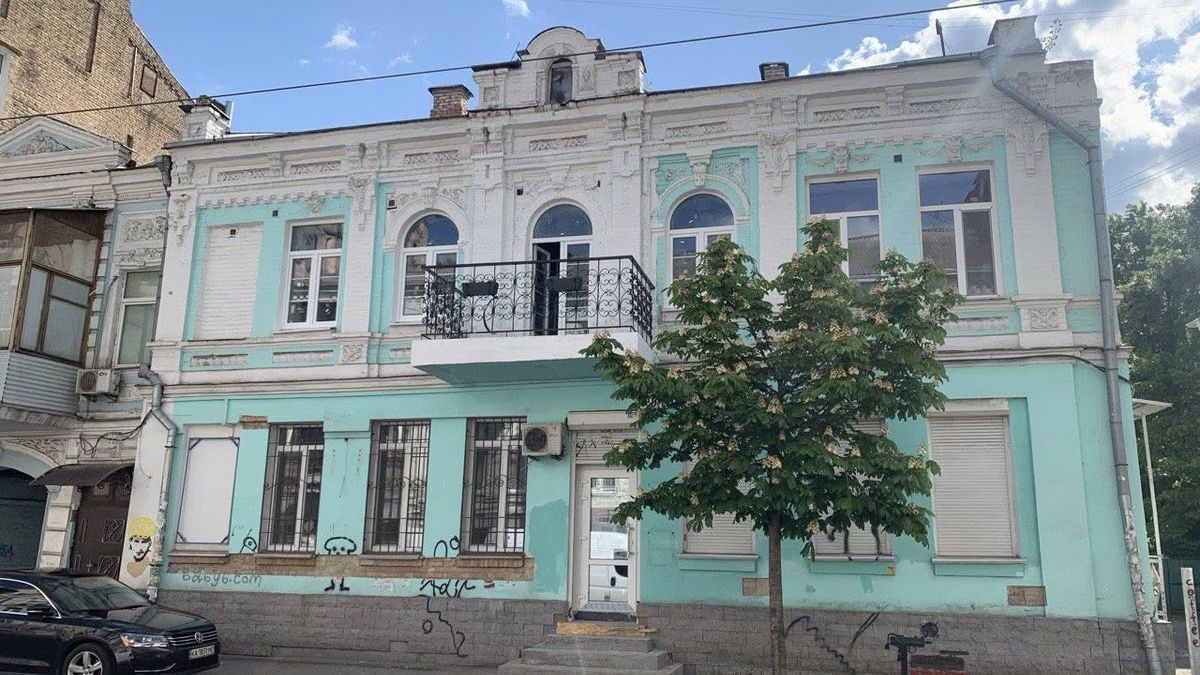 На Подолі відновили оригінальний вигляд фасаду історичного будинку: фото