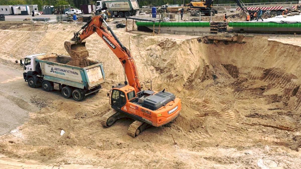 На трасі Київ — Одеса продовжують будувати розв'язку, яку попередній покинув підрядник: фото