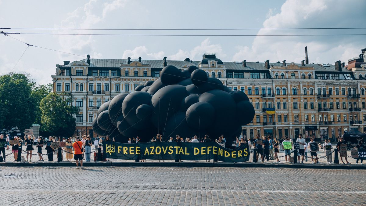 "Не мовчи! Полон вбиває": під інсталяцією Black Cloud відбулася акція на підтримку військовополонених