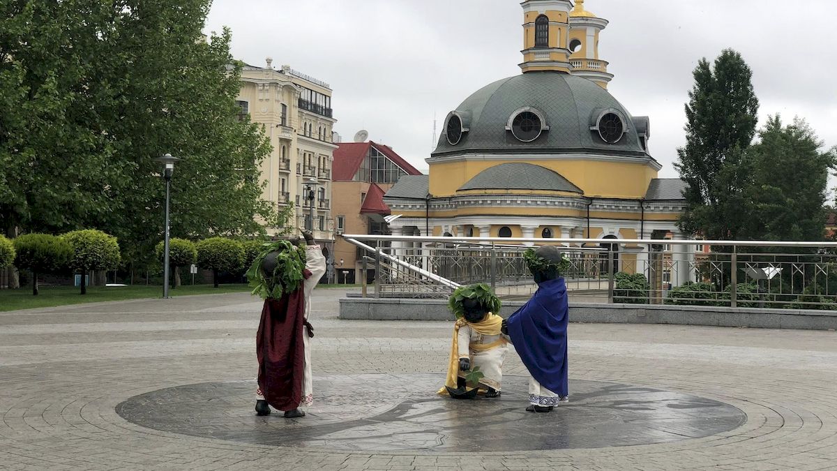 До Дня Києва скульптури малюків-засновників міста одягли у святкове вбрання: фото