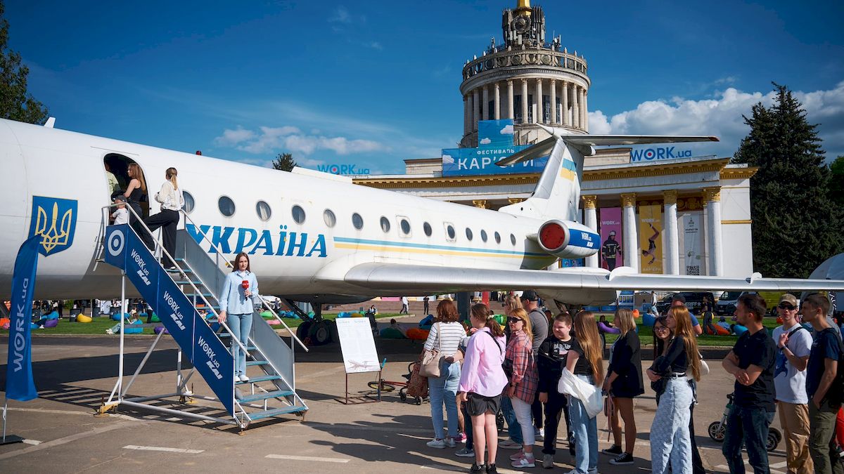Легендарний літак Ту-134А-3 "Україна" залишиться на ВДНГ на все літо: у нього водитимуть екскурсії