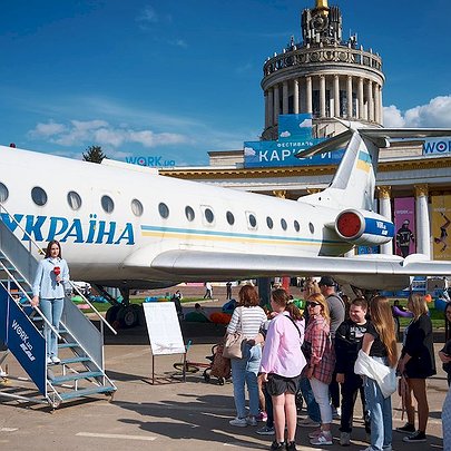 Легендарний літак Ту-134А-3 "Україна" залишиться на ВДНГ на все літо: у нього водитимуть екскурсії - 412x412