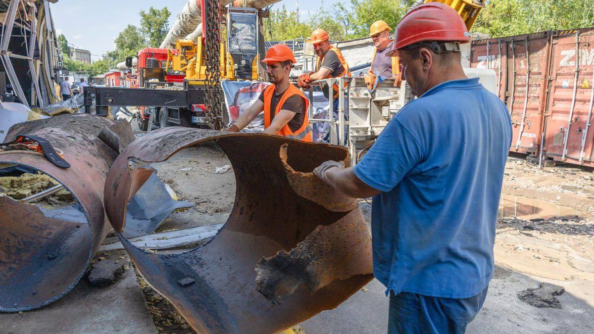 Як ремонтують пошкоджений російським обстрілом трубопровід: фото