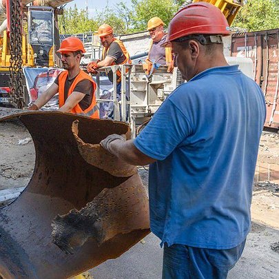 Як ремонтують пошкоджений російським обстрілом трубопровід: фото - 412x412