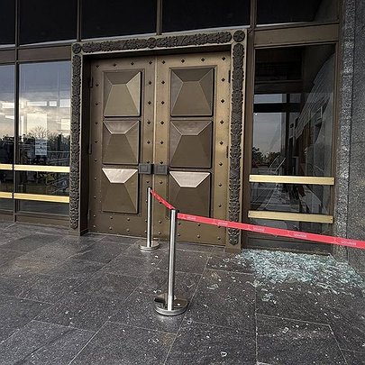 В результаті обстрілу пошкоджено фасад Музею історії України у Другій світовій війні: фото - 412x412