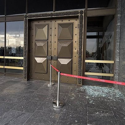 В результаті обстрілу пошкоджено фасад Музею історії України у Другій світовій війні: фото - 412x412