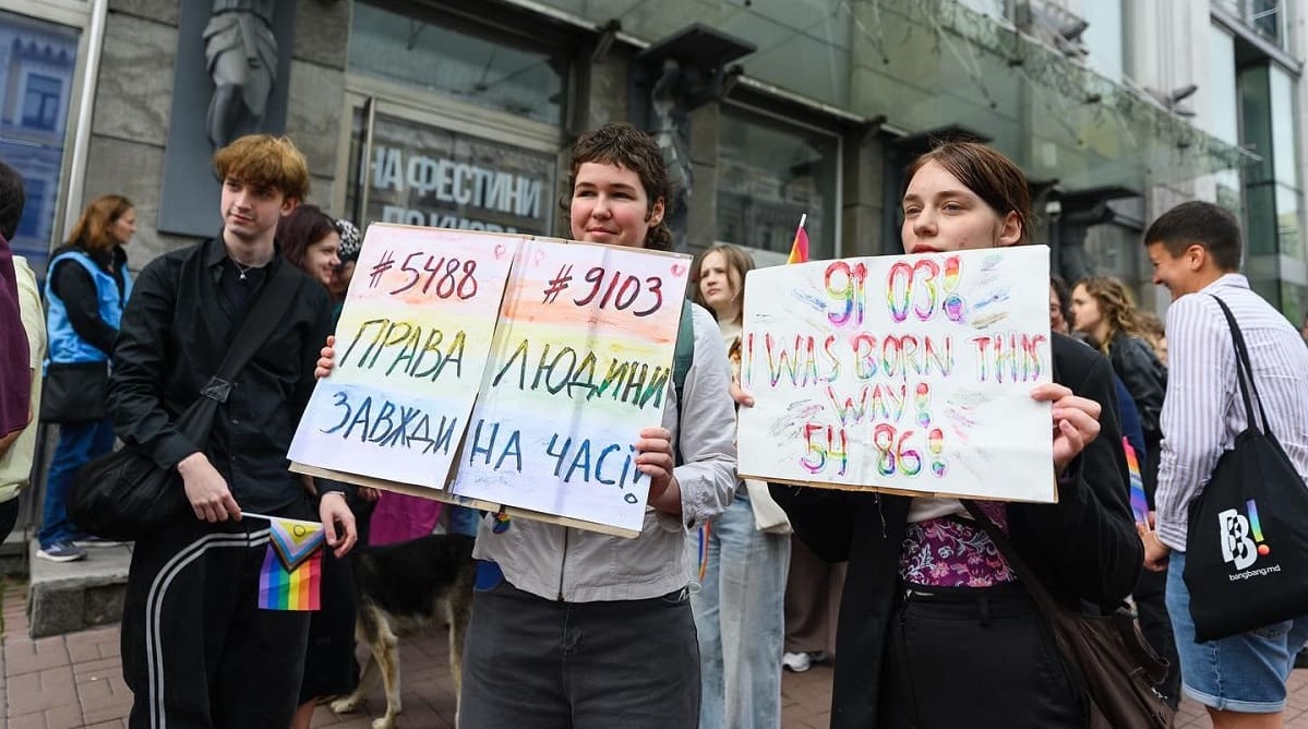 "Наступного дня мене звільнили. Одним днем": як квір-людей дискримінують на ринку праці
