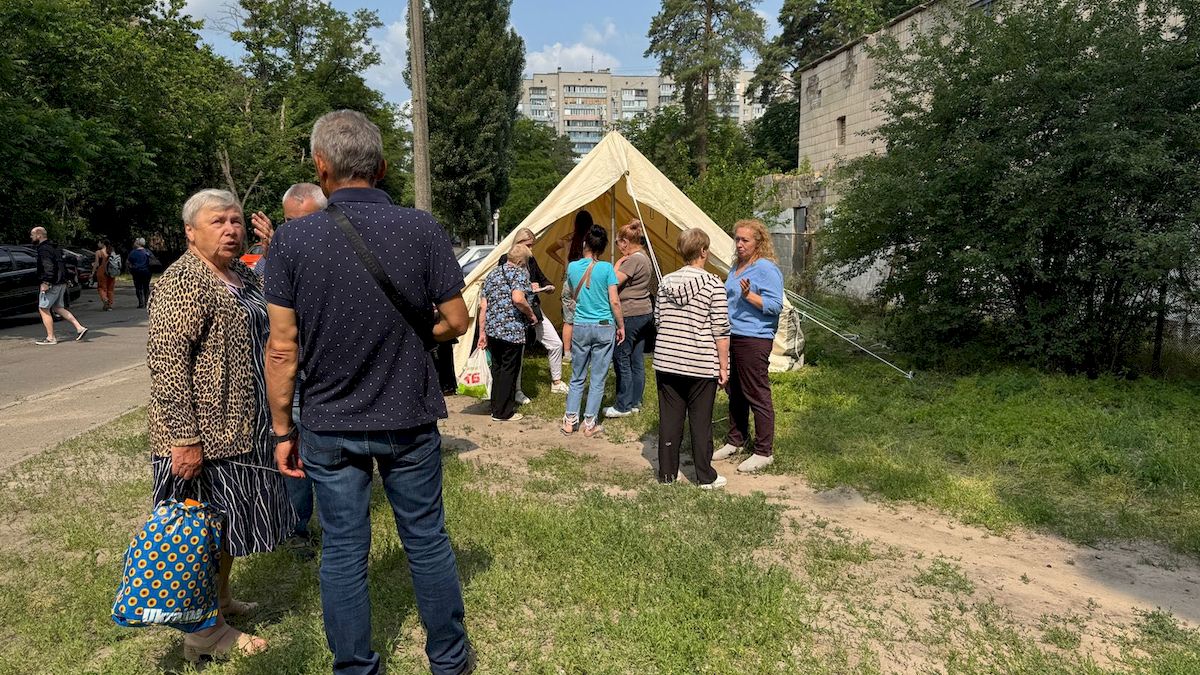 У Дарницькому районі розгорнули штаб допомоги постраждалим від нічного обстрілу