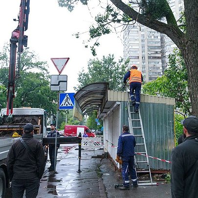 За рік у Києві демонтували понад 700 МАФів: на їхньому місці облаштують зелені зони та громадські простори - 412x412