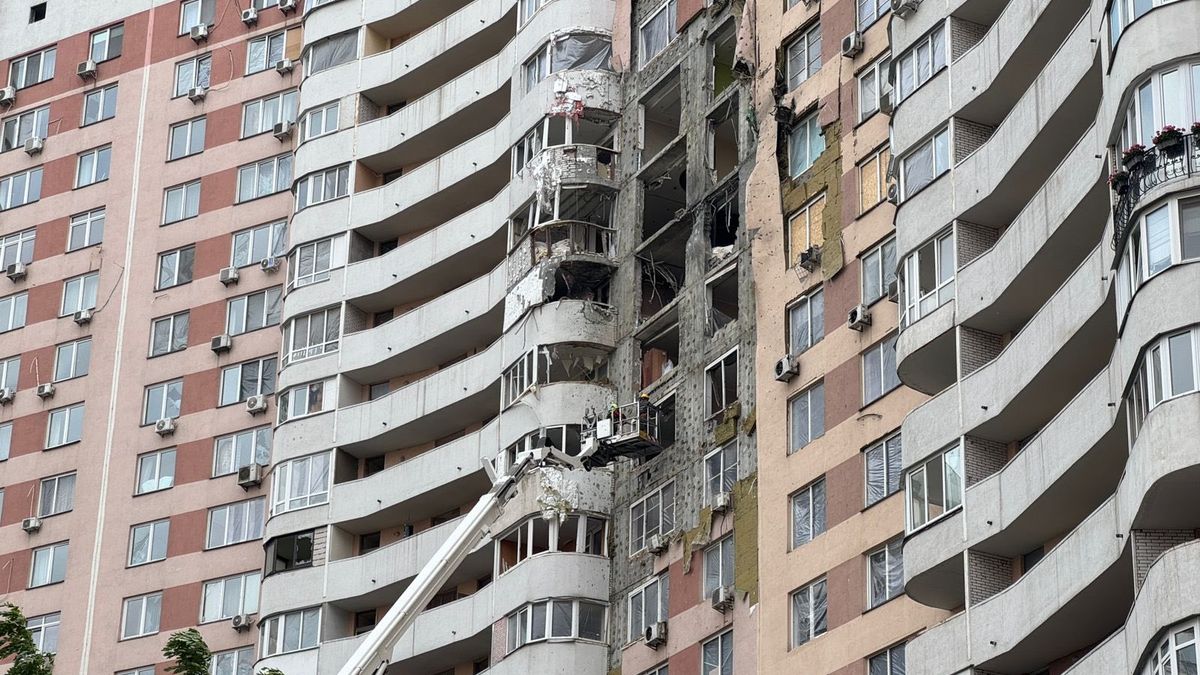 У Дарницькому районі завершують ліквідацію наслідків російського обстрілу