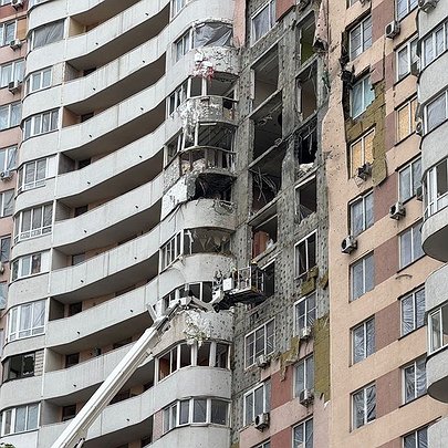 У Дарницькому районі завершують ліквідацію наслідків російського обстрілу - 412x412