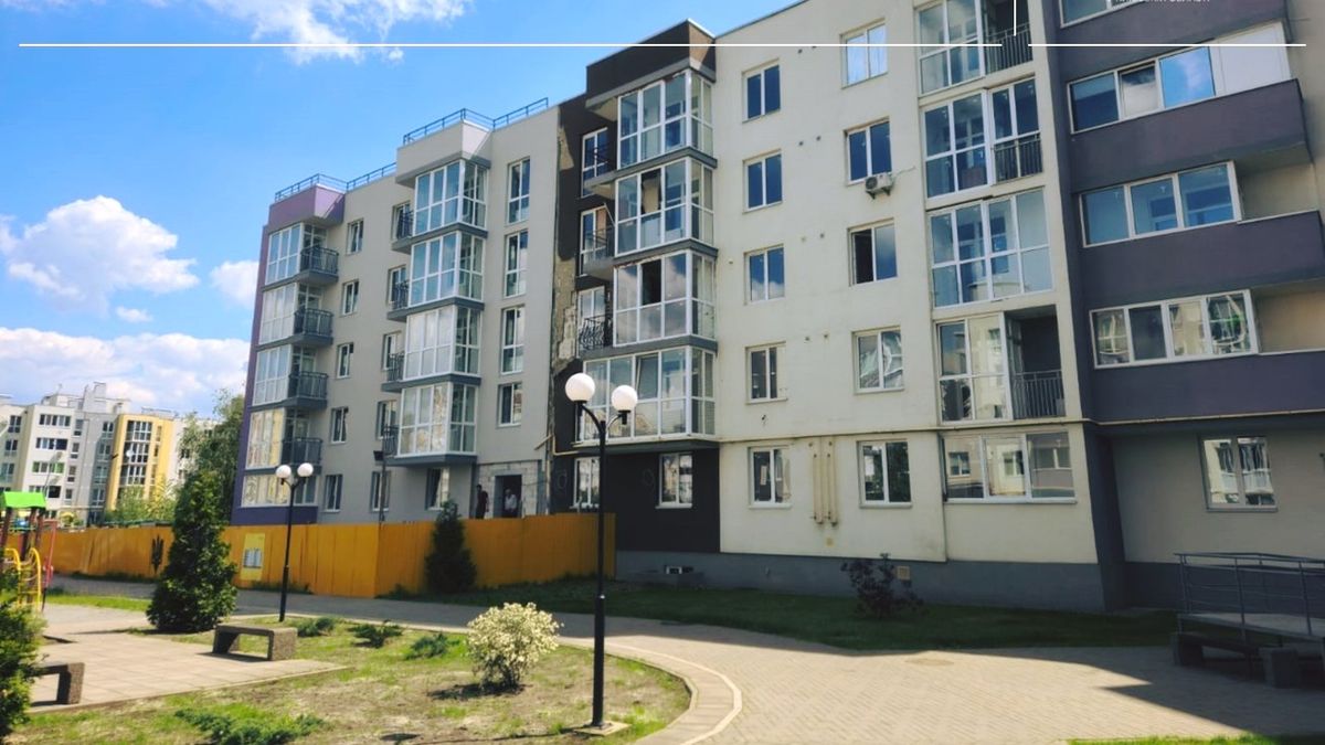 Під Києвом відновлюють секцію житлового будинку, яка була знищена обстрілами