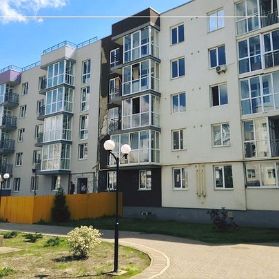 Під Києвом відновлюють секцію житлового будинку, яка була знищена обстрілами - 412x412