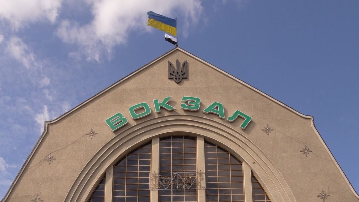 На залізничному вокзалі замайорів чорно-білий прапор: що це означає