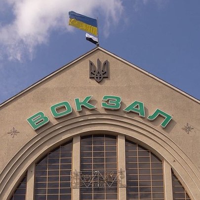 На залізничному вокзалі замайорів чорно-білий прапор: що це означає - 412x412