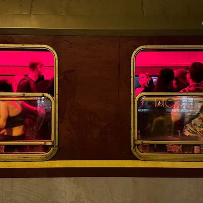 Провідник Укрзалізниці станцював із пасажирами й став популярним у TikTok - 412x412