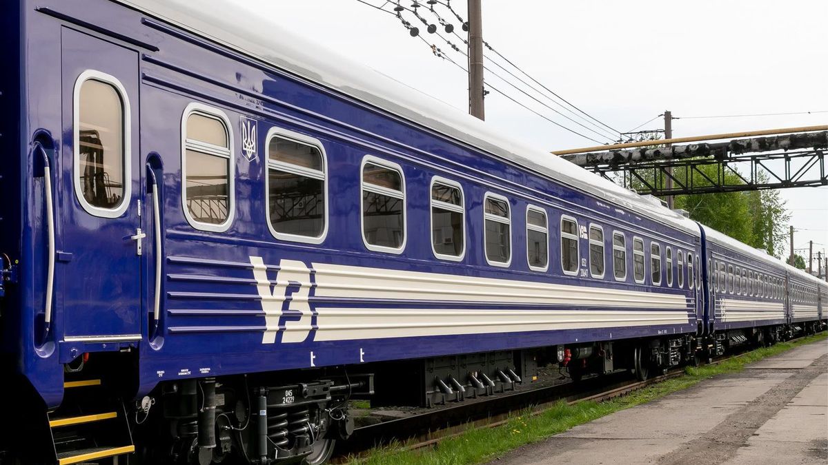 12 потягів Укрзалізниці затримуються до трьох годин через обрив дротів