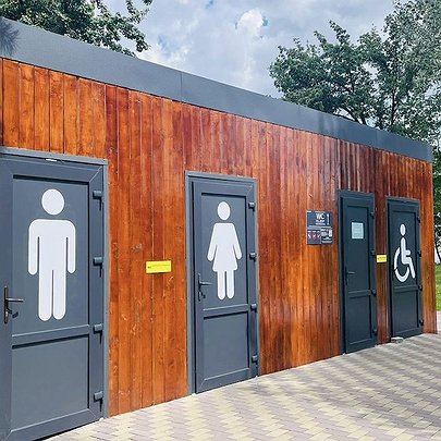 На київських пляжах почали встановлювати таблички зі шрифтом Брайля: фото - 412x412