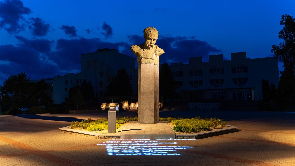 Розстріляний росіянами пам'ятник Шевченку в Бородянці та площу навколо нього перетворили на артоб'єкт: фото