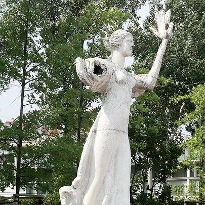 На Оболонській набережній почали реставрувати напівзруйновану скульптуру музи театру - 412x412