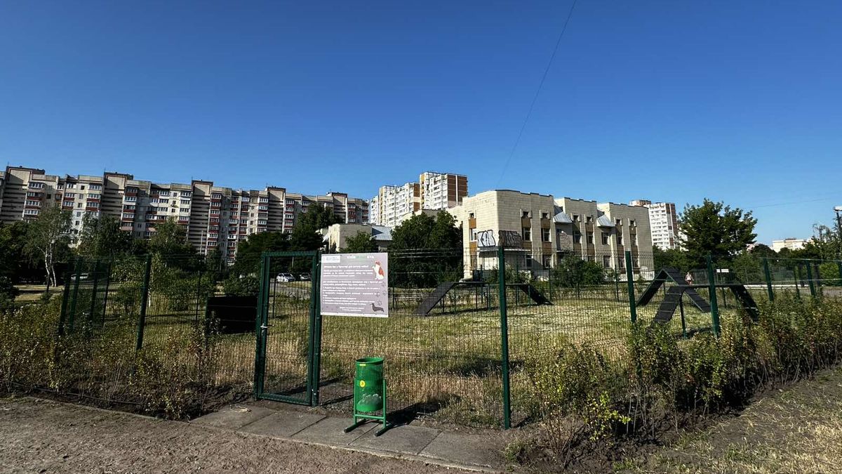 У парку на Троєщині відкрили новий майданчик для вигулу та тренування собак