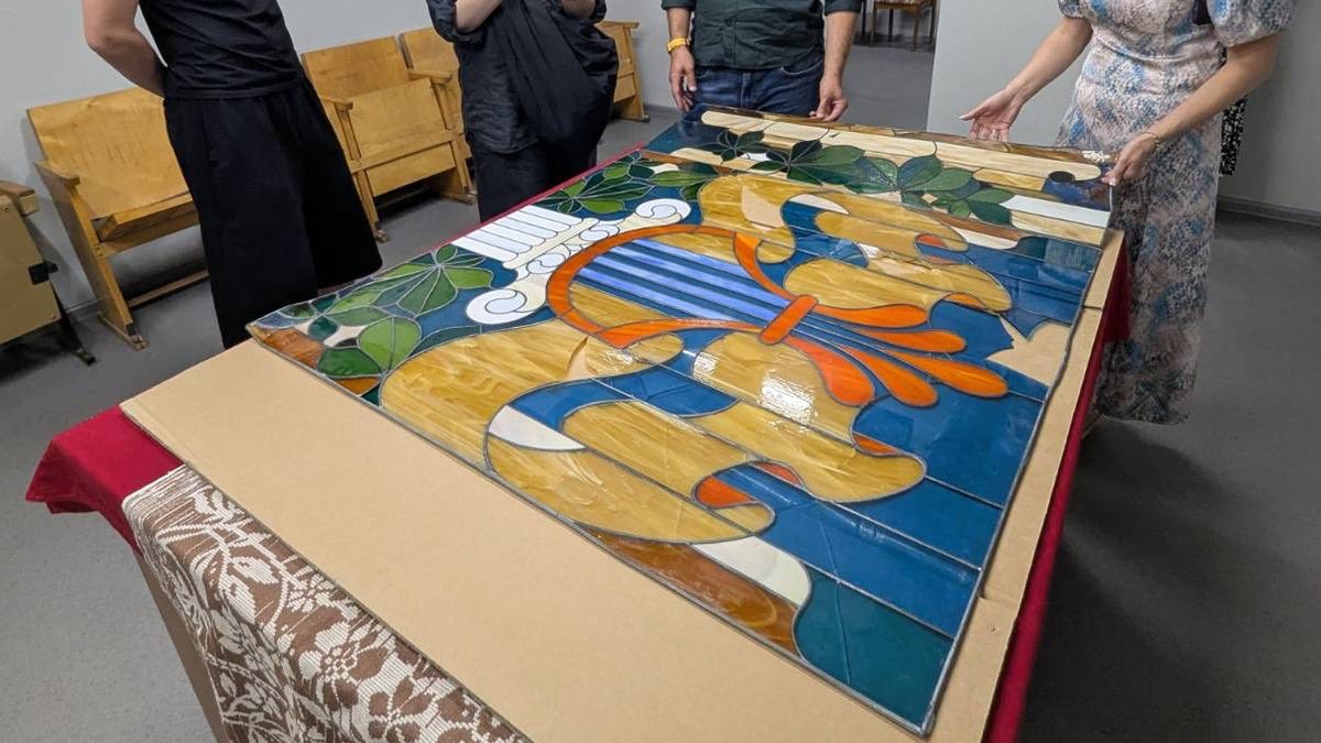 Музична школа на Воскресенці повернула викинутий вітраж після розголосу: його відреставрують