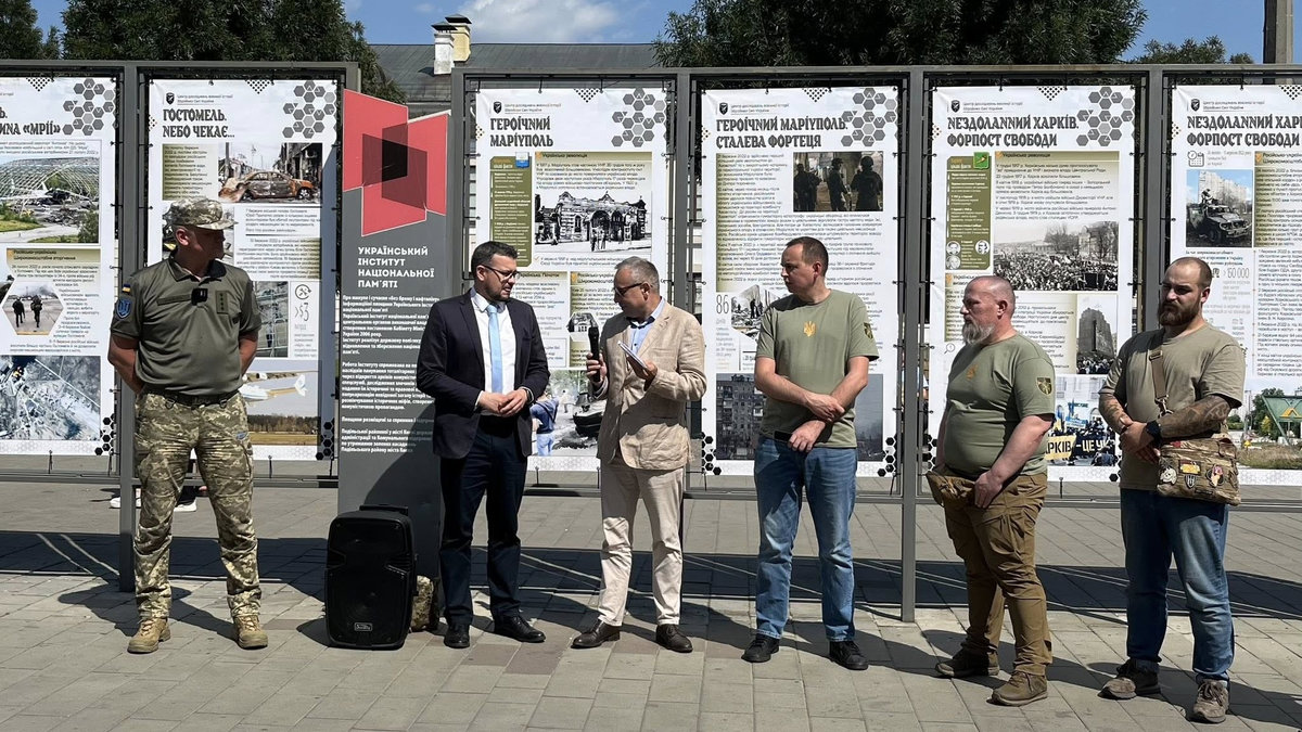 На Подолі відкрили виставку про героїчну боротьбу українських міст: фото