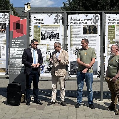 На Подолі відкрили виставку про героїчну боротьбу українських міст: фото - 412x412
