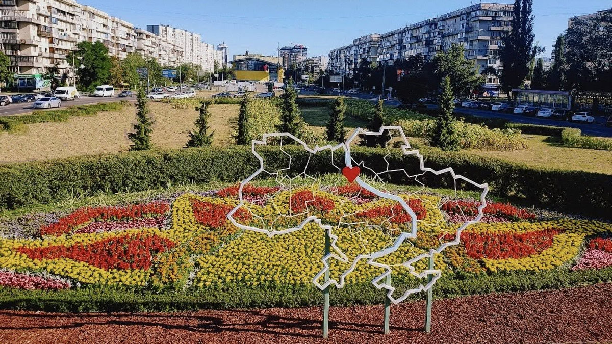 До Дня Незалежності в усіх районах Києва облаштували квітники: фото