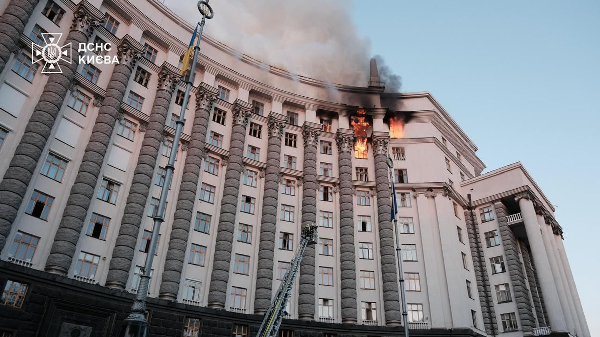 Російський дрон пошкодив будівлю Кабміну: фото