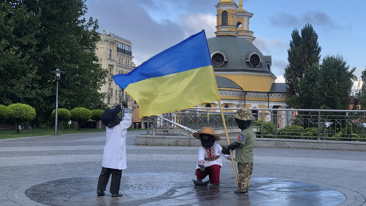 На Подолі переодягнули скульптури малюків-засновників Києва: фото