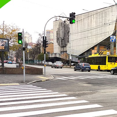 На Лук'янівці облаштували безбар'єрний пішохідний перехід: фото - 412x412