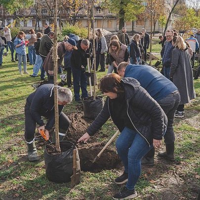 У Дарницькому районі відновили сквер: він був пошкоджений обстрілом - 412x412