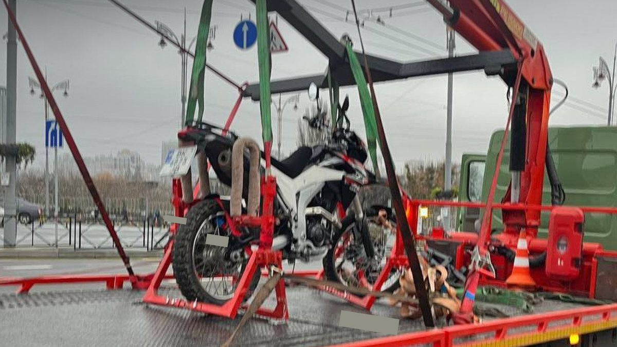 У столиці почали евакуювати неправильно припарковані мотоцикли