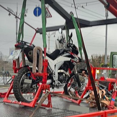 У столиці почали евакуювати неправильно припарковані мотоцикли - 412x412