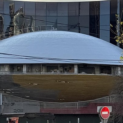 З "Літаючої тарілки" на Либідській  площі демонтували вікна - 412x412