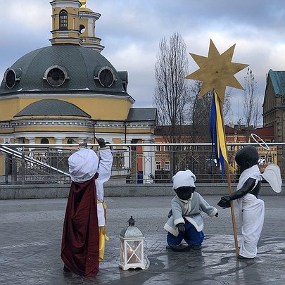Скульптури малюків-засновників Києва прикрасили до Різдва: фото - 412x412