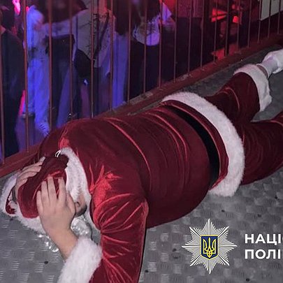 У Києві затримали працівника клубу за "арешт" Санта Клауса - 412x412