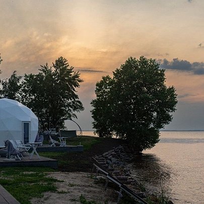 Заміські комплекси неподалік Києва з басейнами й пляжем: ідеї для мінівідпустки - 412x412
