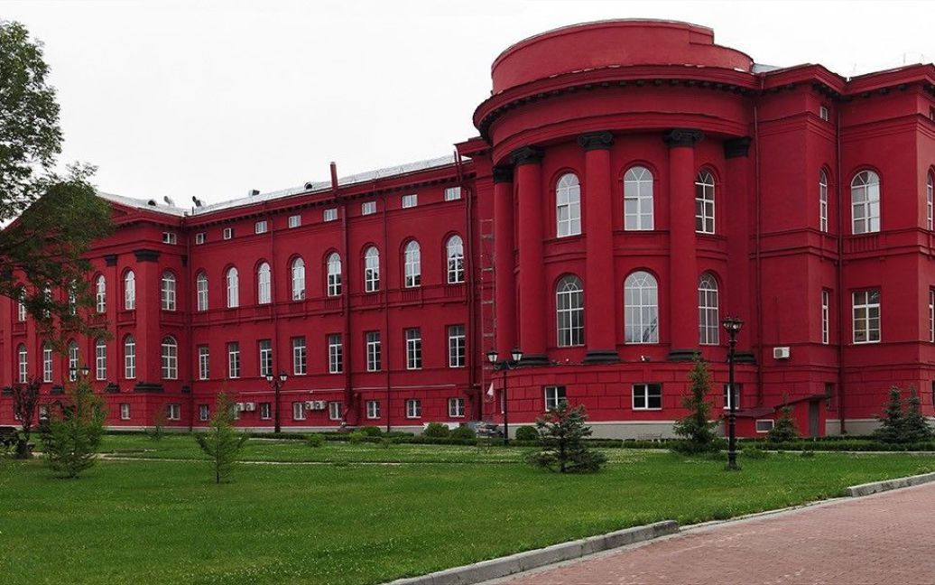 Волонтери реставрують вікна в університеті Шевченка