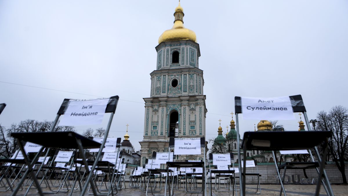 На Софійській площі з'явились десятки порожніх стільців: нащо їх там поставили