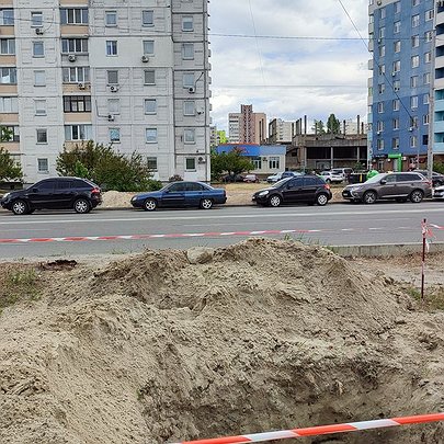 На Троєщині на прохання місцевих будують новий безбар’єрний перехід зі світлофорами: фото - 412x412