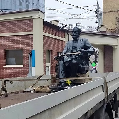 У Києві триває дерусифікація: в Печерському районі демонтували пам'ятник фізіологу Івану Павлову - 412x412