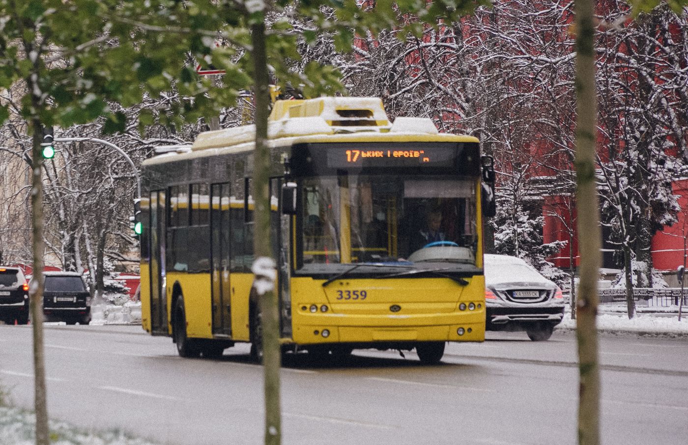 У Києві тимчасово змінять схеми руху сім автобусів та два тролейбуси: список