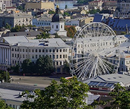 На Контрактовій площі встановили 40-тонний обстріляний трансформатор - 412x412