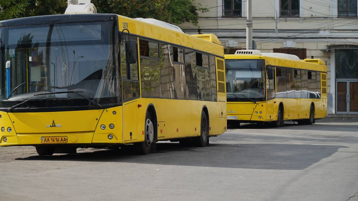 У Києві більш ніж на місяць закриють маршрути одного трамвая та одного тролейбуса: деталі