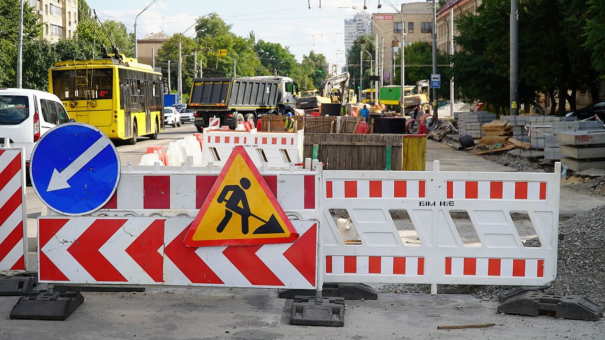 На Троєщині та Сирці обмежать рух транспорту: схеми