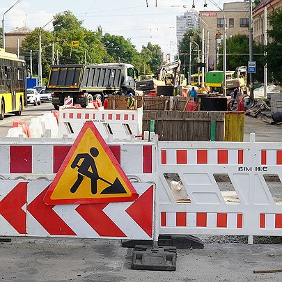 На Троєщині та Сирці обмежать рух транспорту: схеми - 412x412